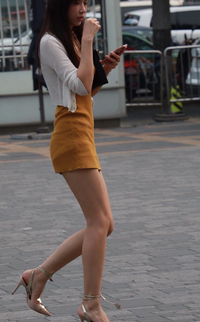 黄色包臀裙的美女超高的回头率