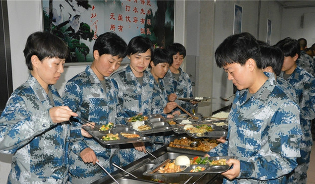 空军部队的伙食,从吃的饱到吃的好,大鱼大肉都不缺__财经头条