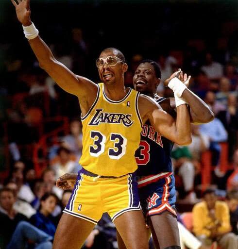 贾巴尔从70年代开始打到80年代结束,他是历史常青树之一,生涯6mvp 2