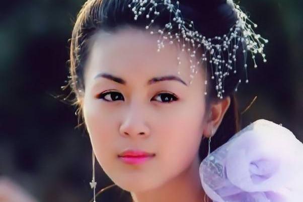 直到2004年,唐宁开始在电视剧中扮演主角,首先和两大男神林峰和吴卓羲