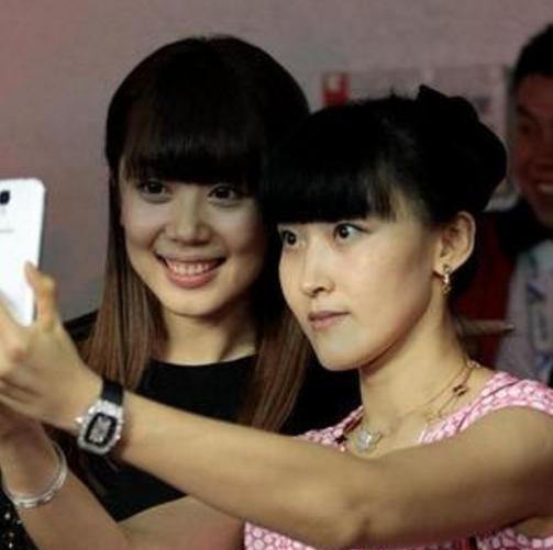 现身观战球赛,网友:这颜值一看就是旺夫相|郑智|邵娜|旺夫相_新浪网