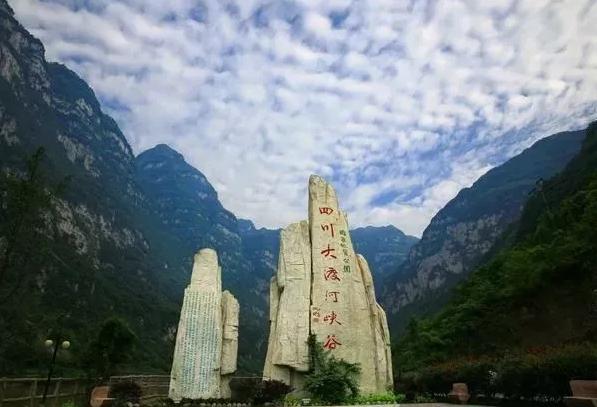 中国这个旅游景点,是国人都让进,外国人禁止旅游,大渡河大峡谷