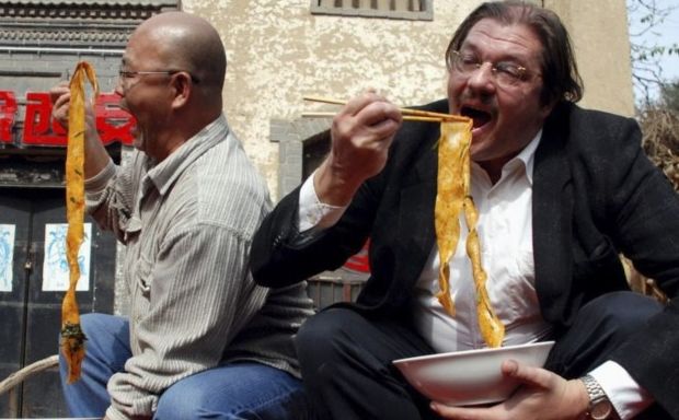 看看外国人吃中国美食什么表情, 网友大笑:"哈哈哈"