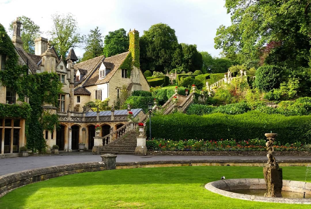 英国童话小镇库姆堡因古朴安宁的氛围闻名这里还是很多电影的取景地