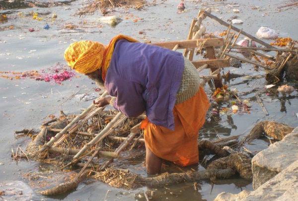 在这里不管是男人女人还是老人孩子都有来到这里的洗澡的习惯,以前
