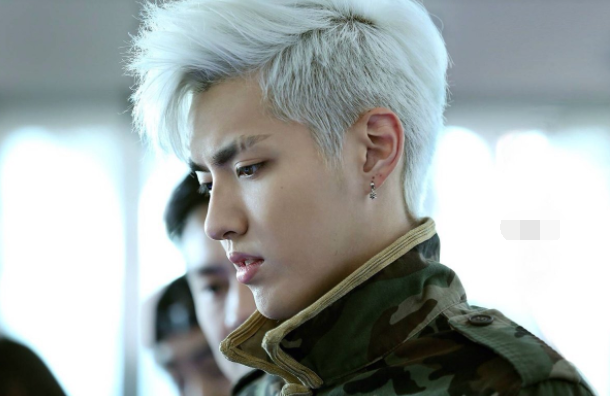 吴亦凡的白色头发,有点难突兀,虽然长得帅,但是发色还是要谨慎,看在