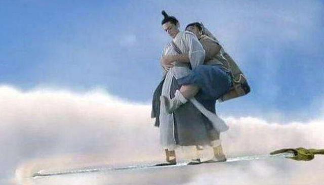 而赵丽颖演的萌妹子花千骨一开始就是小白,御剑飞行等等都不会,而后来