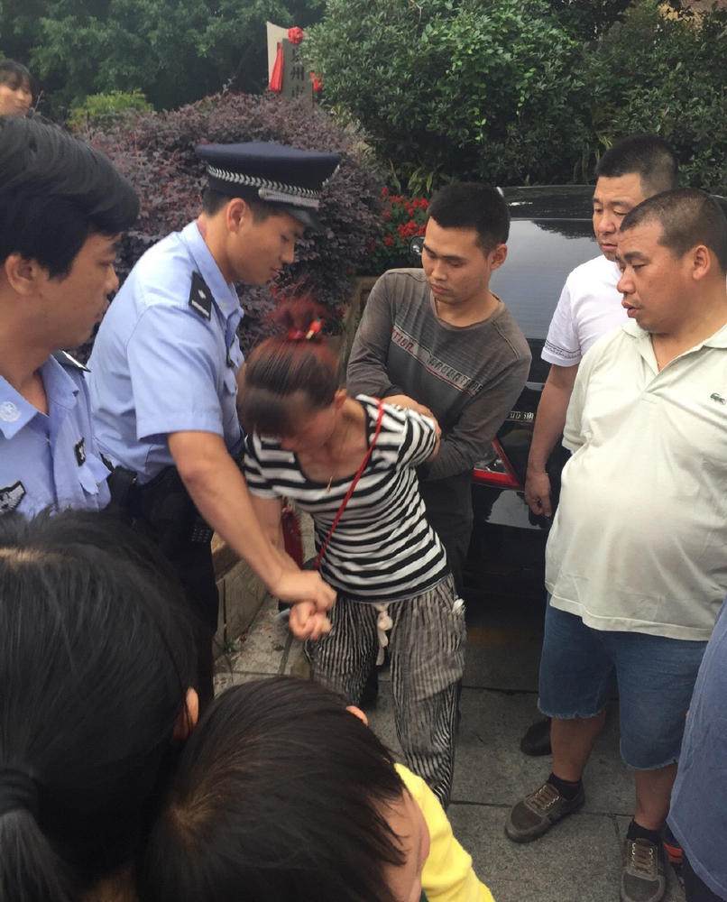 女儿商场内丢失,母亲直哭,父亲一个举动,人贩子乖乖交出孩子!