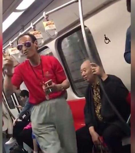 7旬老头地铁上抽烟, 小伙制止反被骂