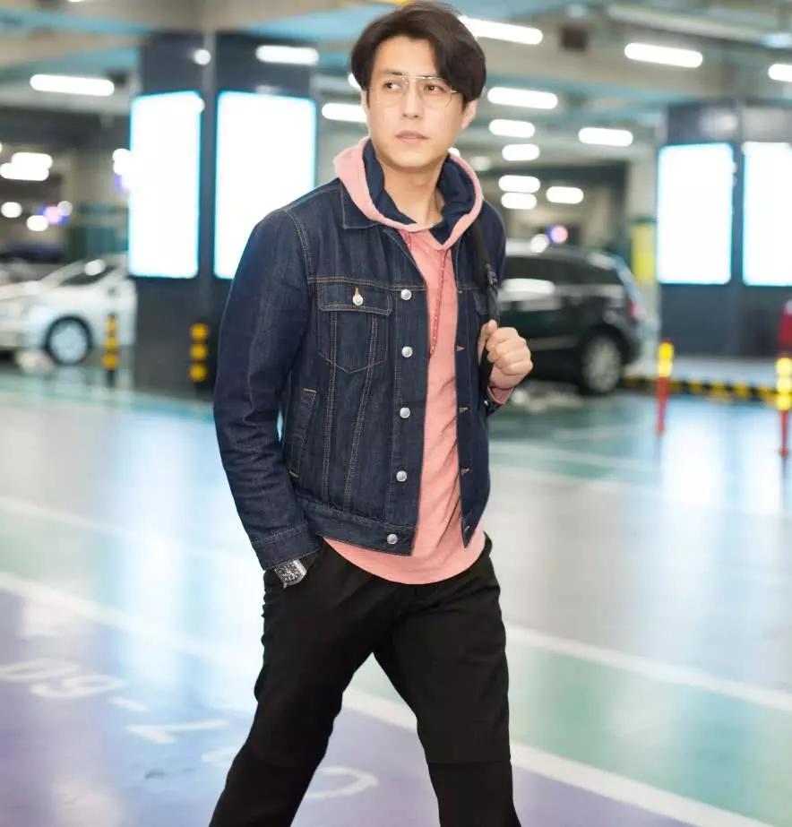 靳东太会玩,脚上小白鞋"脏"成这样还不洗,老干部可不会这样!