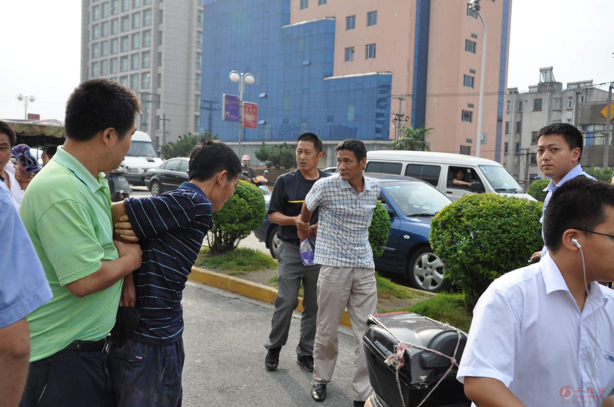 不好意思的说道:"我这也是想了个馊主意,听说那些小偷都是团伙一起的