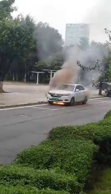 据爆料,某国产品牌新能源汽车爆炸起火,原因不