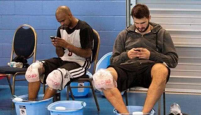 NBA球员比赛后，为何用冷水泡脚冰敷膝关节呢？说出来你别不信
