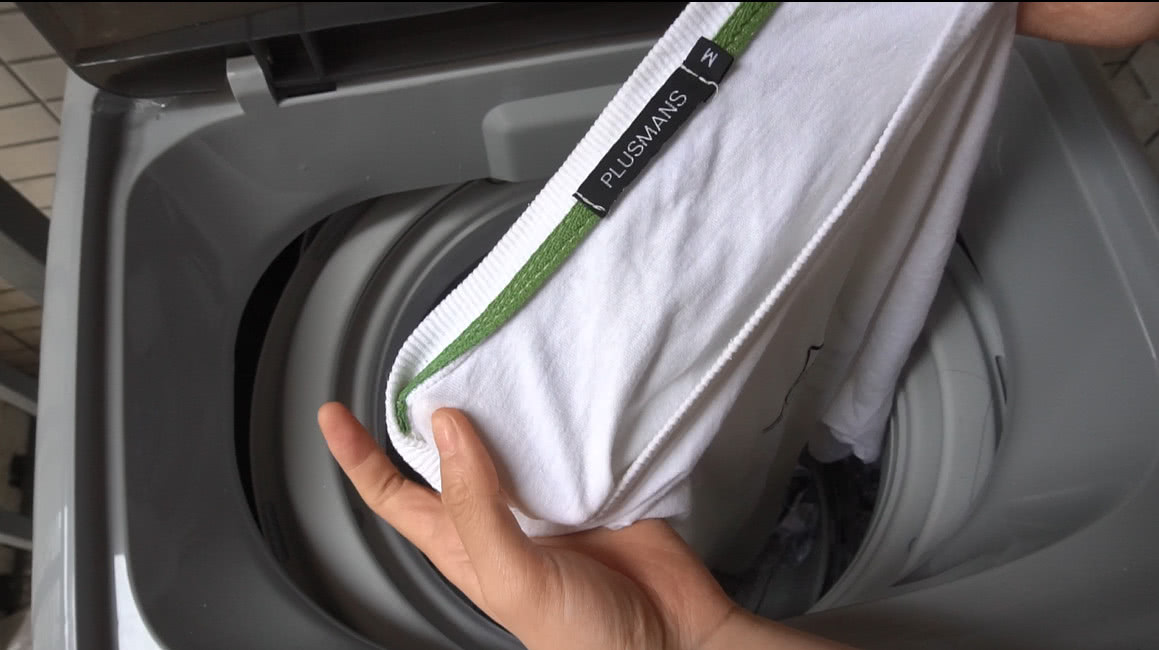 衣服床单上再脏的污渍把它倒进去洗得洁净如新比用洗衣粉好