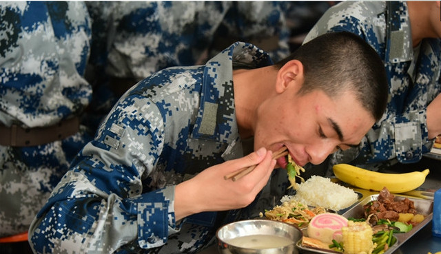空军部队的伙食,从吃的饱到吃的好,大鱼大肉都不缺__财经头条