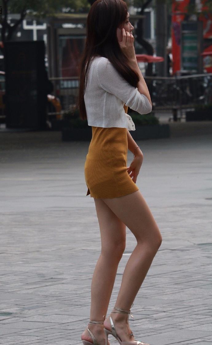 黄色包臀裙的美女超高的回头率