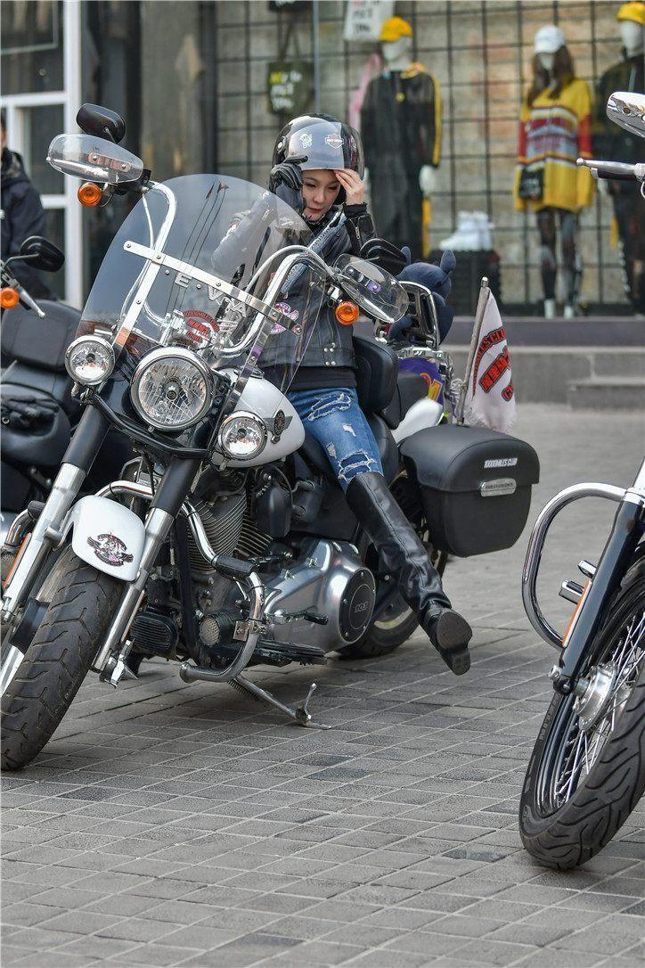 时尚街拍:见过帅哥骑哈雷摩托,美女骑哈雷摩托您见过吗?
