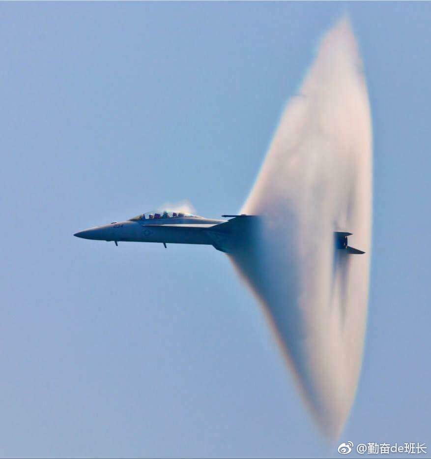 战机产生的音障云如此美丽,你知道它产生的原理嘛?