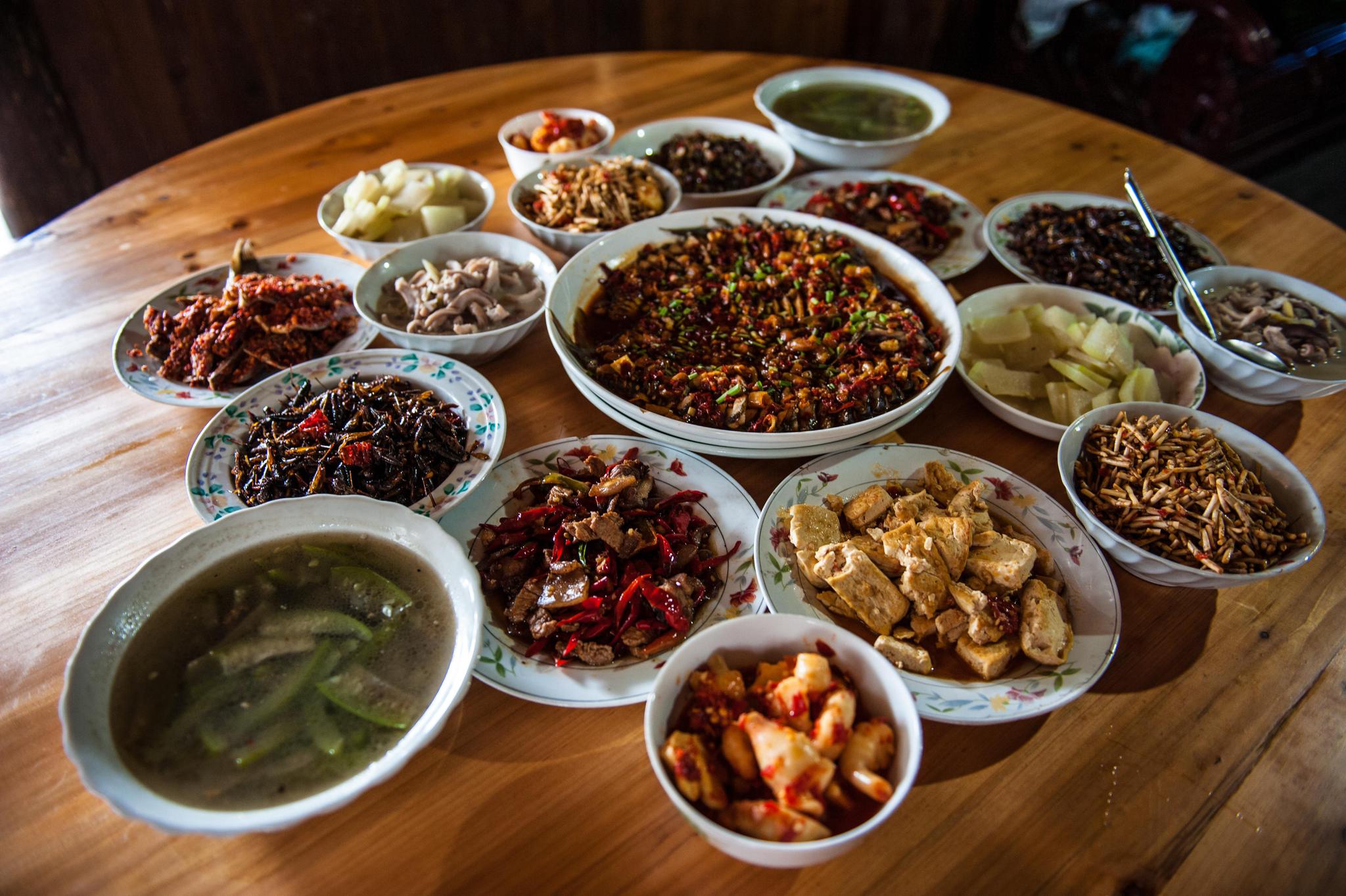 侗族最大的饮食特色是"侗不离酸",在合拢宴上,最常见的美食是酸鱼,酸