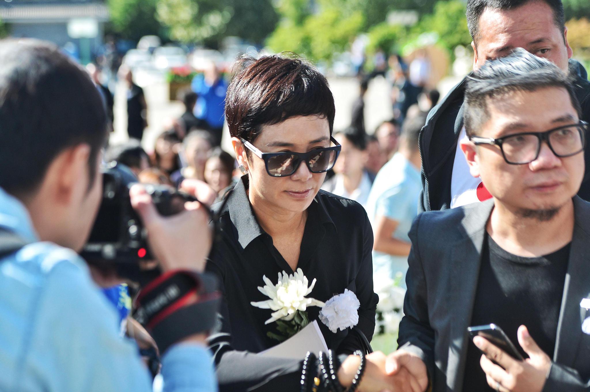 老爷子朱旭追悼会举行,众明星现身悼念,蒋雯丽宋丹丹表情悲痛