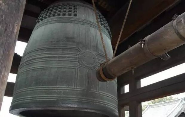 小日本进佛寺放火,60岁主持敲响古钟,鬼子随即磕头