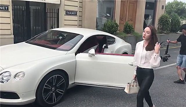车主身材和容貌实在太吸睛了,从图中可以看到宾利女车主下身一条皮裤