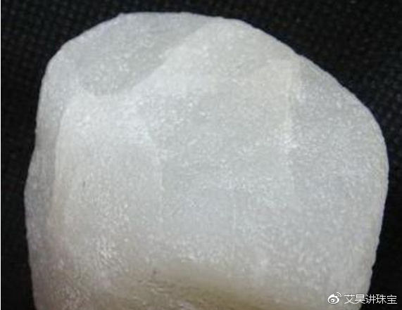 另外,由于石英岩的断口处也常常具有非常明显的油脂光泽,即使不抹上一