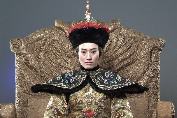 三十七岁入宫封为皇后,仅一年就去世,留下的儿子继承皇位