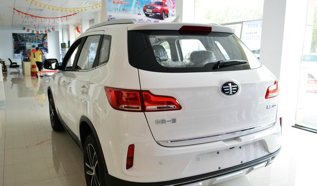 奔腾x40,尾部的造型也比较圆润,尾灯也非常的漂亮