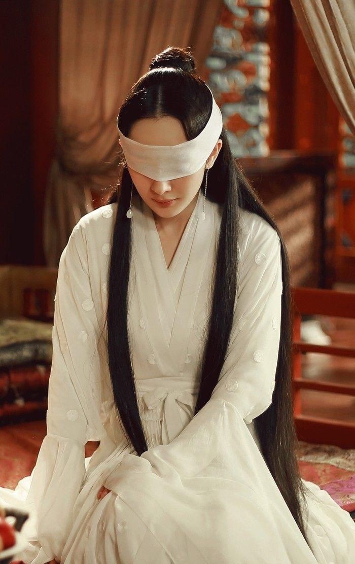 蒙上眼睛也抵挡不住她的美这好看的侧脸啊