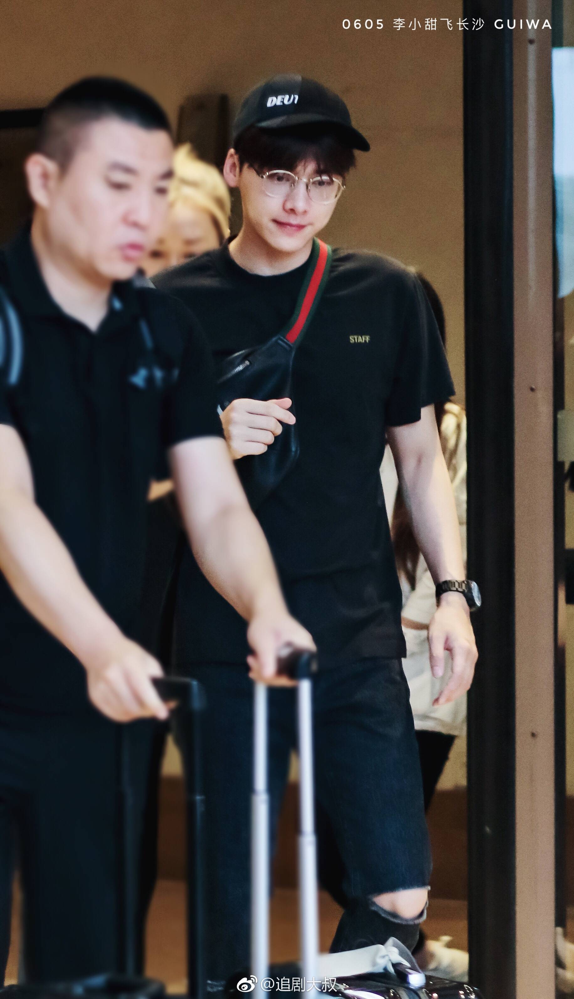 启程前往长沙录制第十一次快本~期待6月29日上映的《动物世界》郑开司