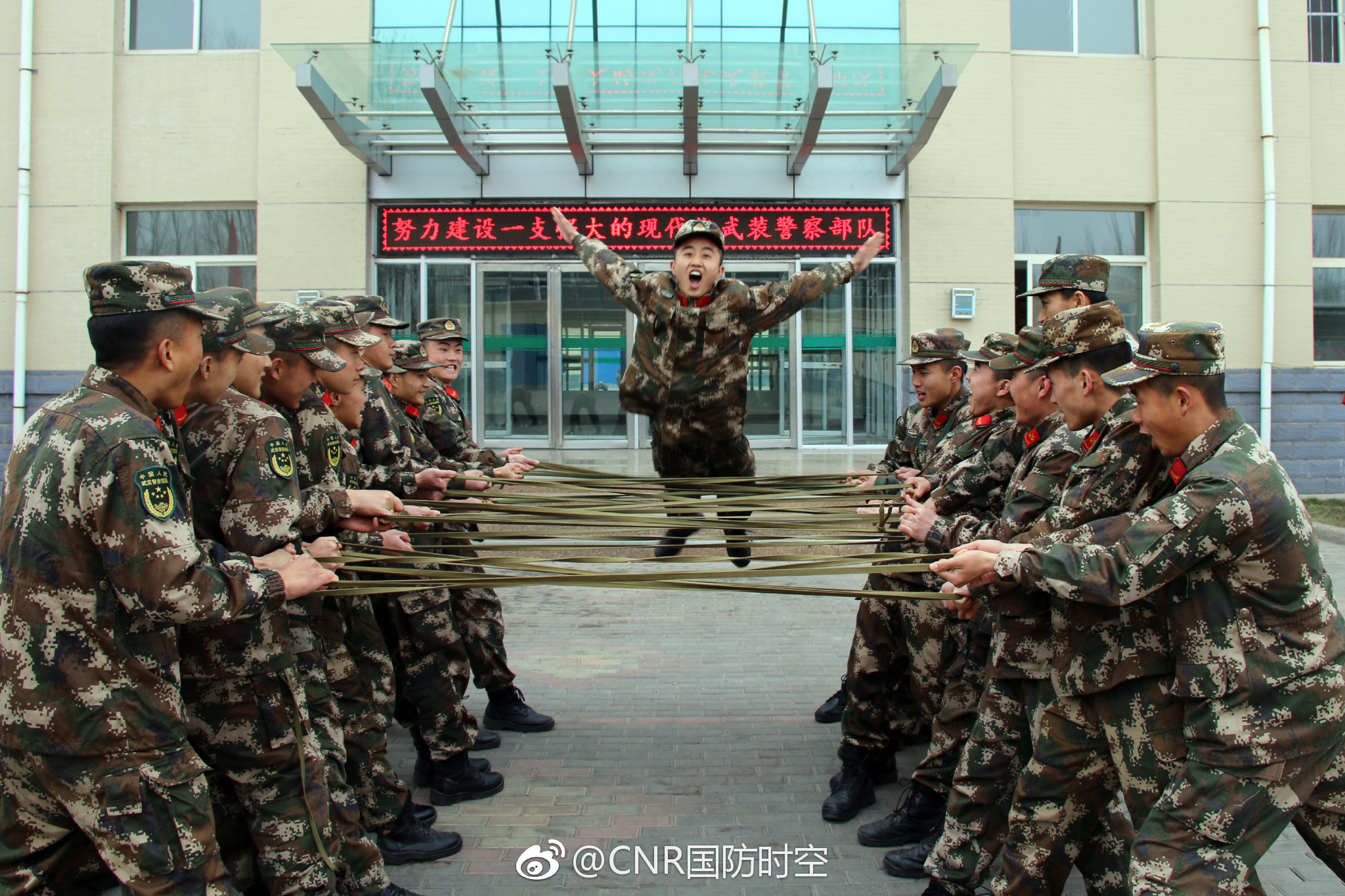 看兵哥哥们特殊的“友情考验”|官兵|心理|赵新利_新浪新闻
