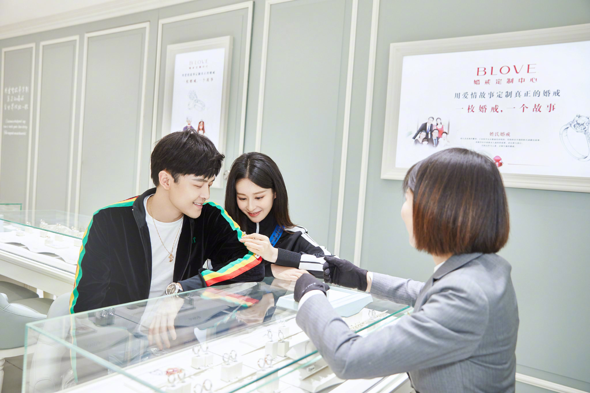 【甜炸了,颖儿婚戒不一样!颖儿晒付辛博亲自设计的翅膀婚戒