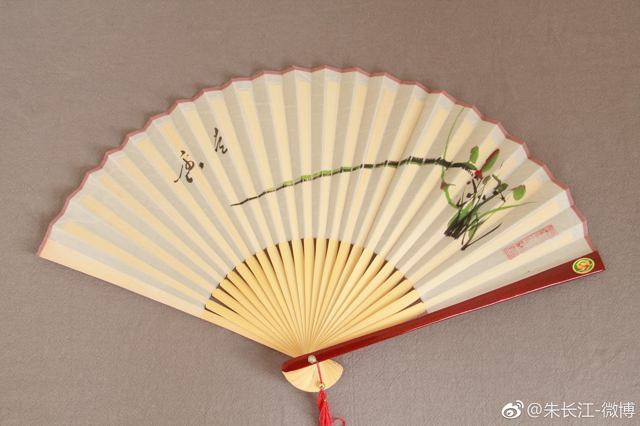 重庆开州三绝之一香稠扇,传统手工艺制作,以药物和香料熏煮