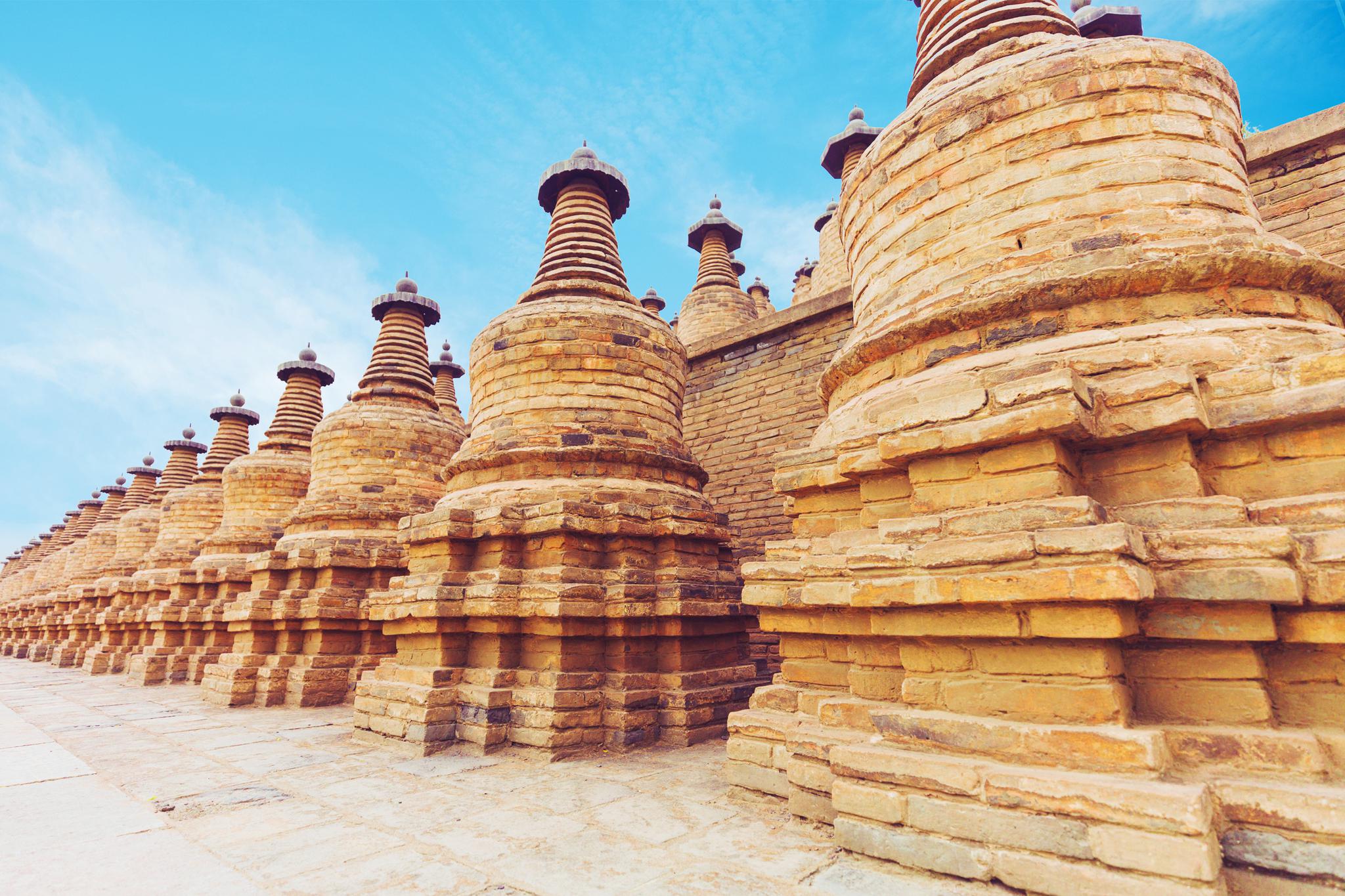 的喇嘛塔群之一位于青铜峡水库西岸崖壁下遍地都是古西夏建筑的元素