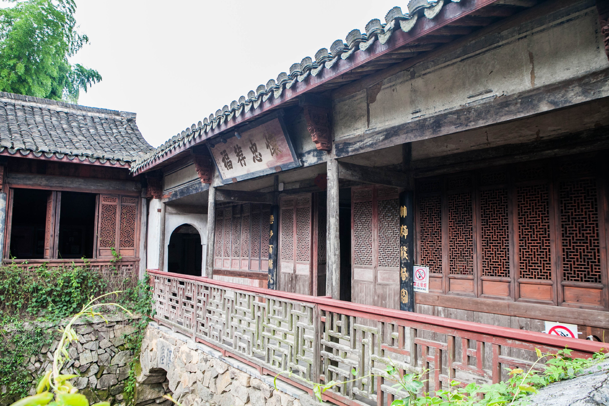 嵊州鹿门书院位于贵门山麓,距南山水库大坝3.5公里,故称鹿门