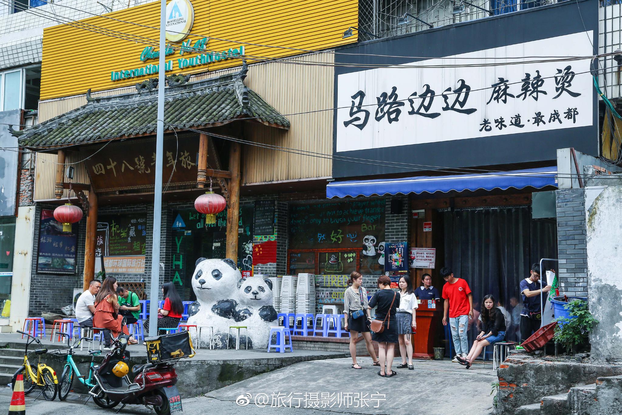 一家怀旧风格的麻辣烫主题网红店,来这里吃饭需要排队