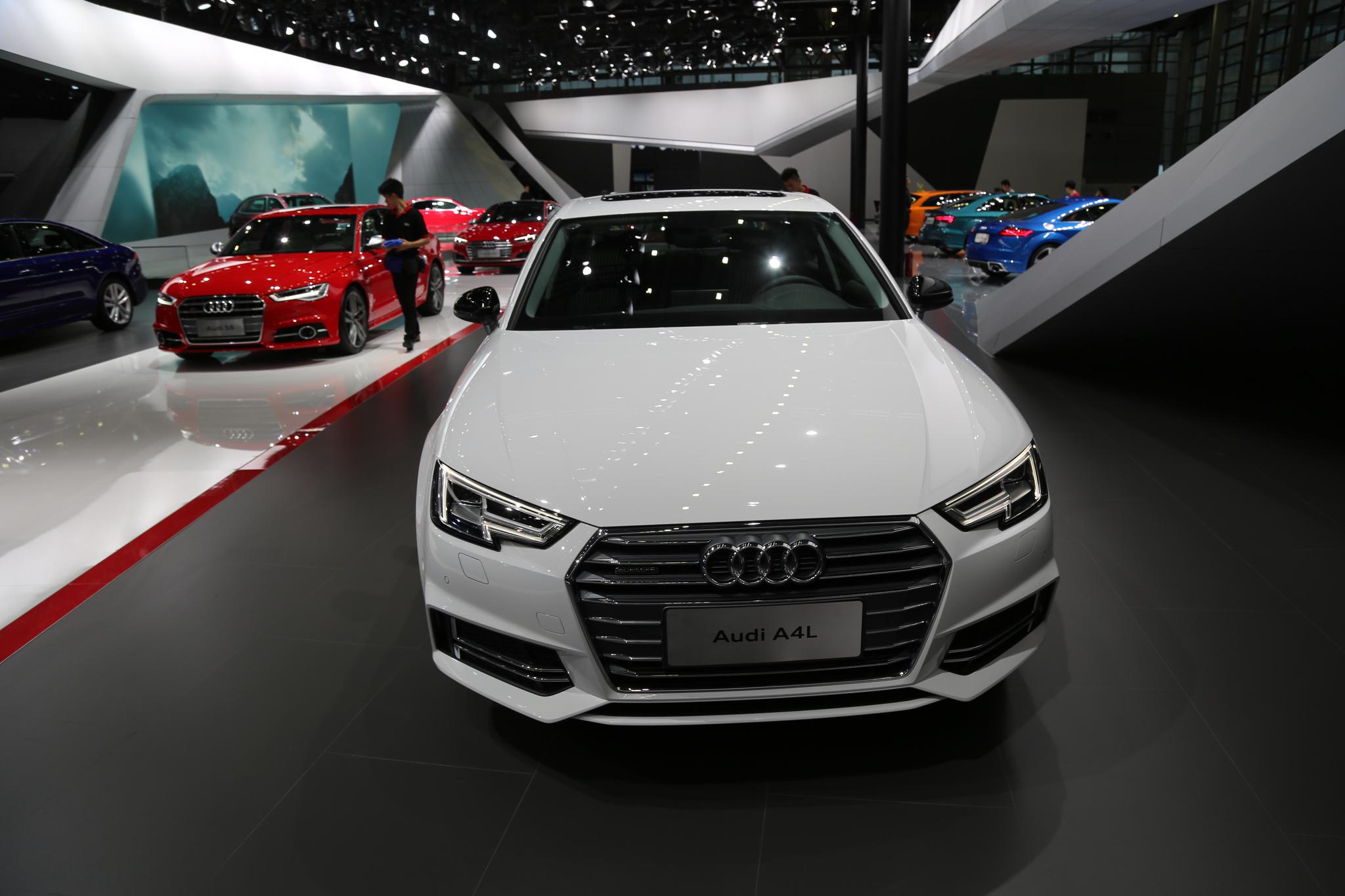 实拍全新奥迪a4l,30万级别,中级豪华车新标准!