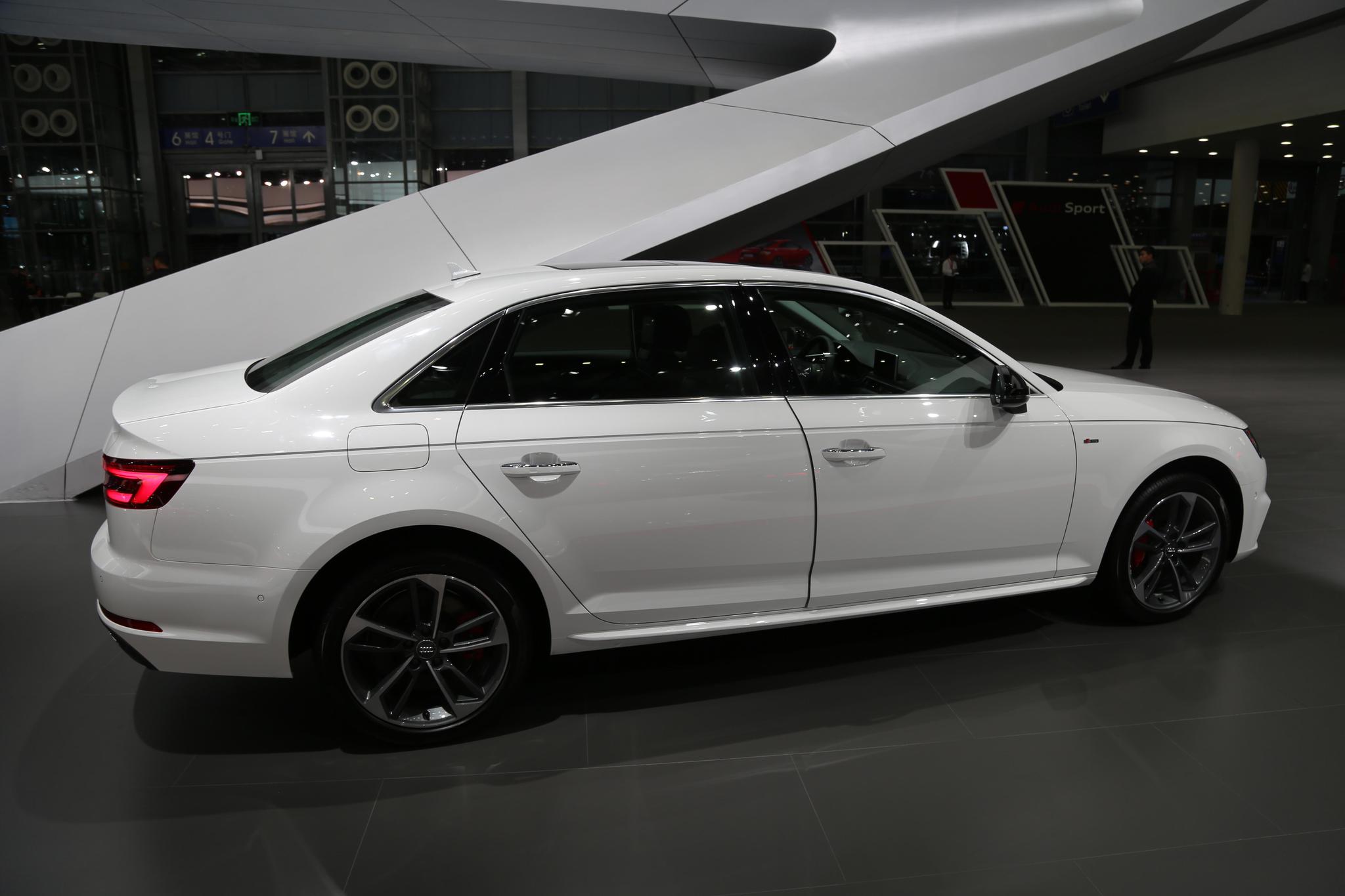 实拍全新奥迪a4l,30万级别,中级豪华车新标准!