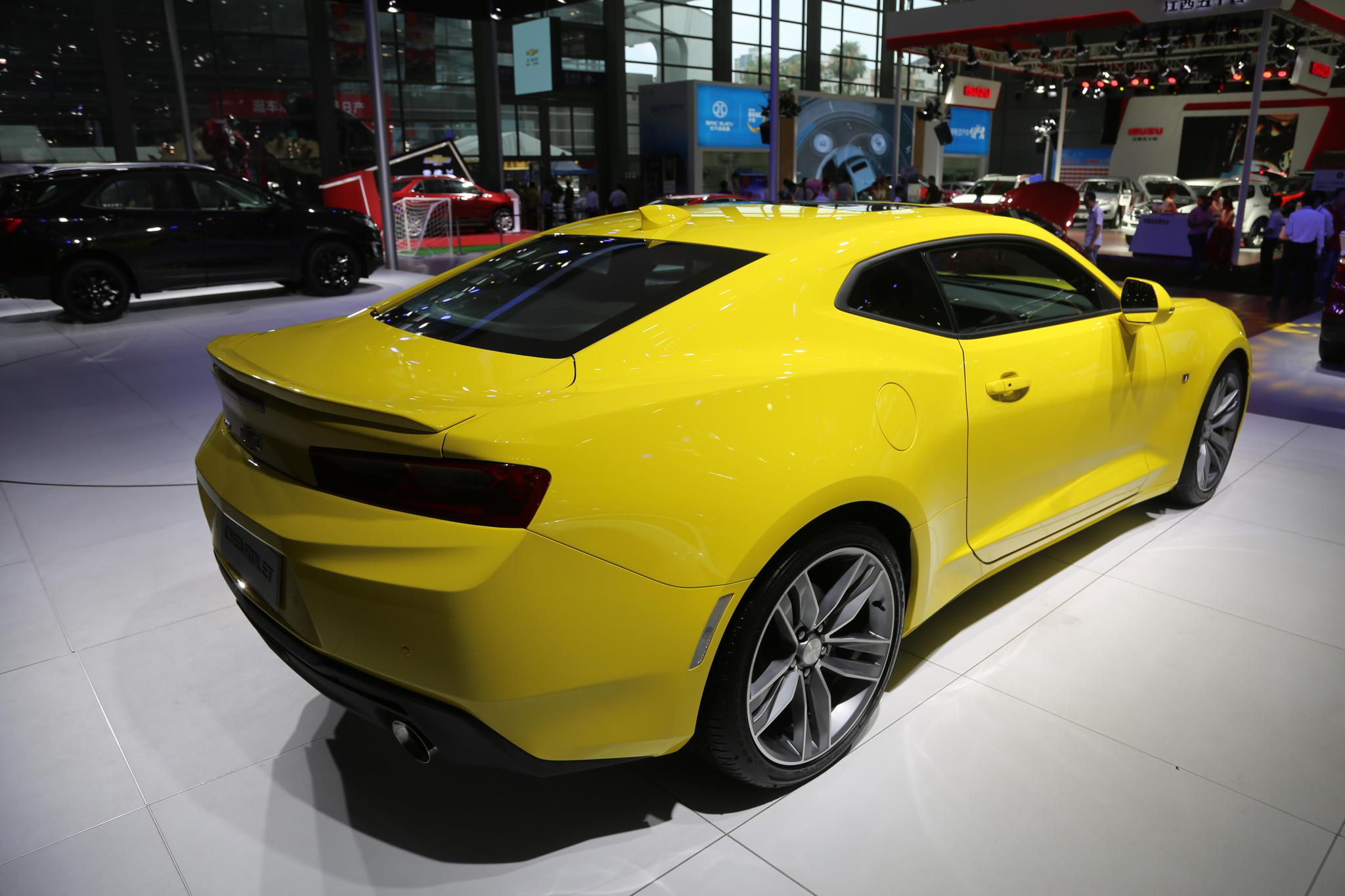 实拍雪佛兰科迈罗rs,40万级别美式肌肉跑车,又见大黄蜂!