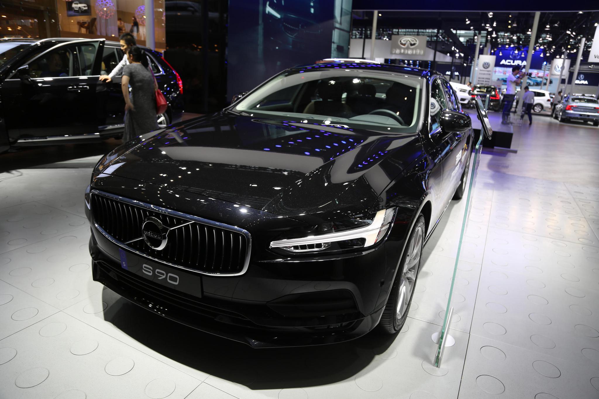 实拍沃尔沃s90豪华轿车,"雷神之锤"led前大灯成亮点!