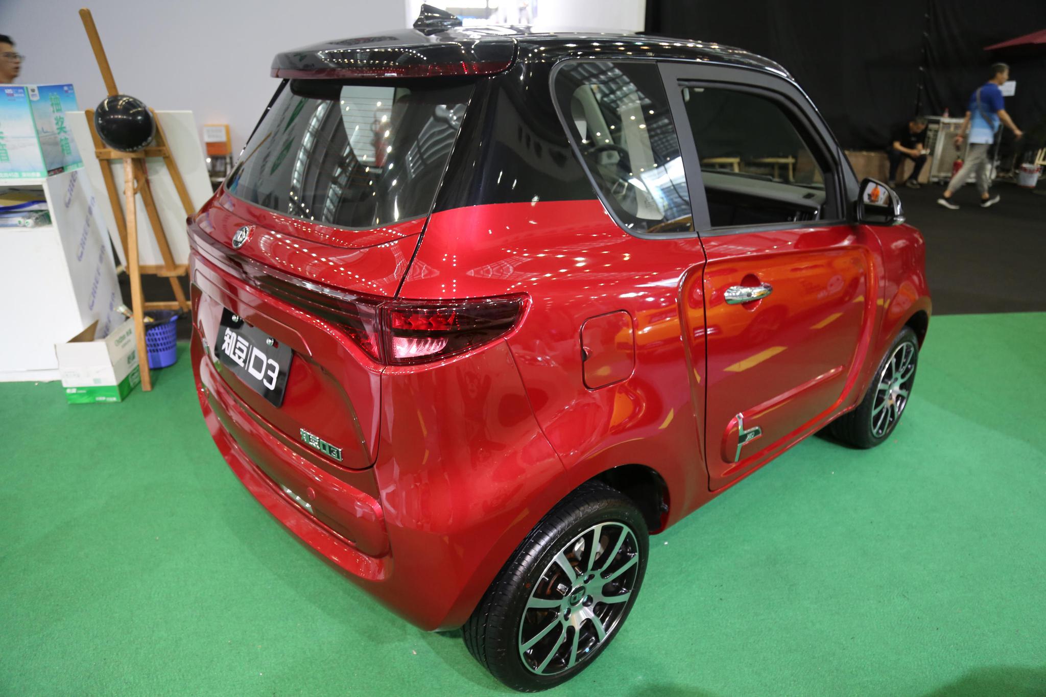 实拍知豆d3纯电动车,城市微出行,街道微时尚!