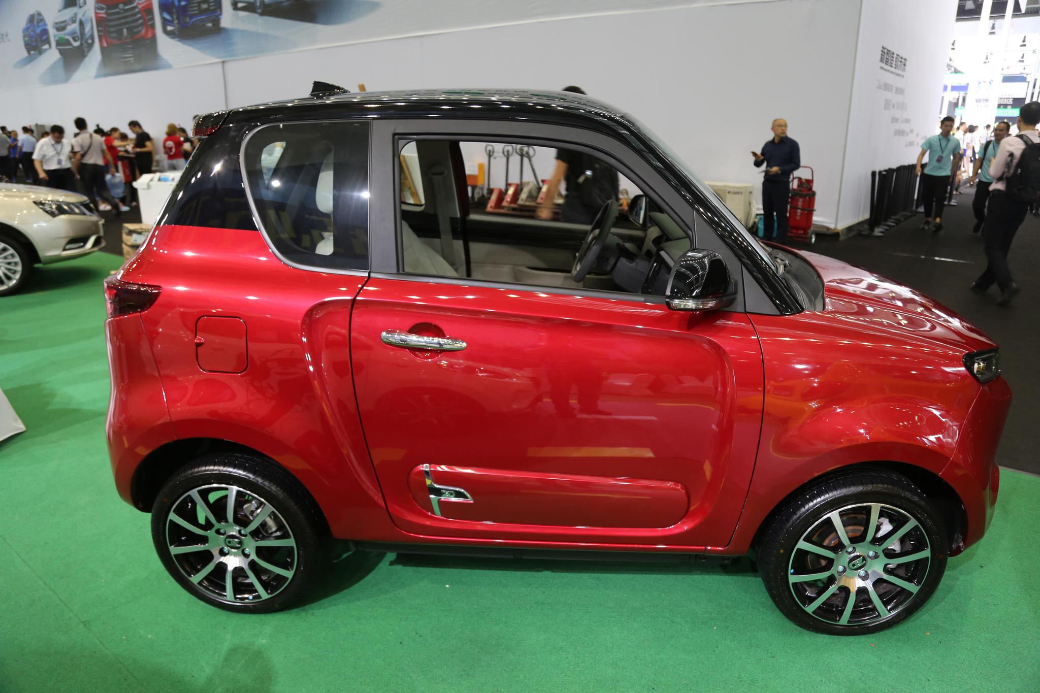 实拍知豆d3纯电动车,城市微出行,街道微时尚!