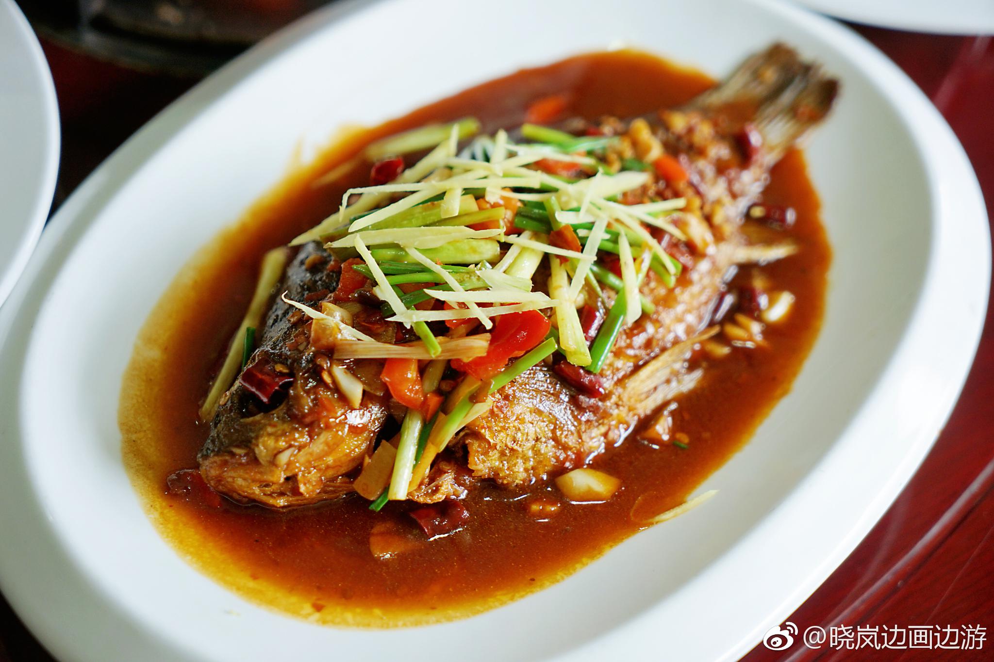 船外青山绿水,船内鱼宴飨客.大清江上歌舞升平