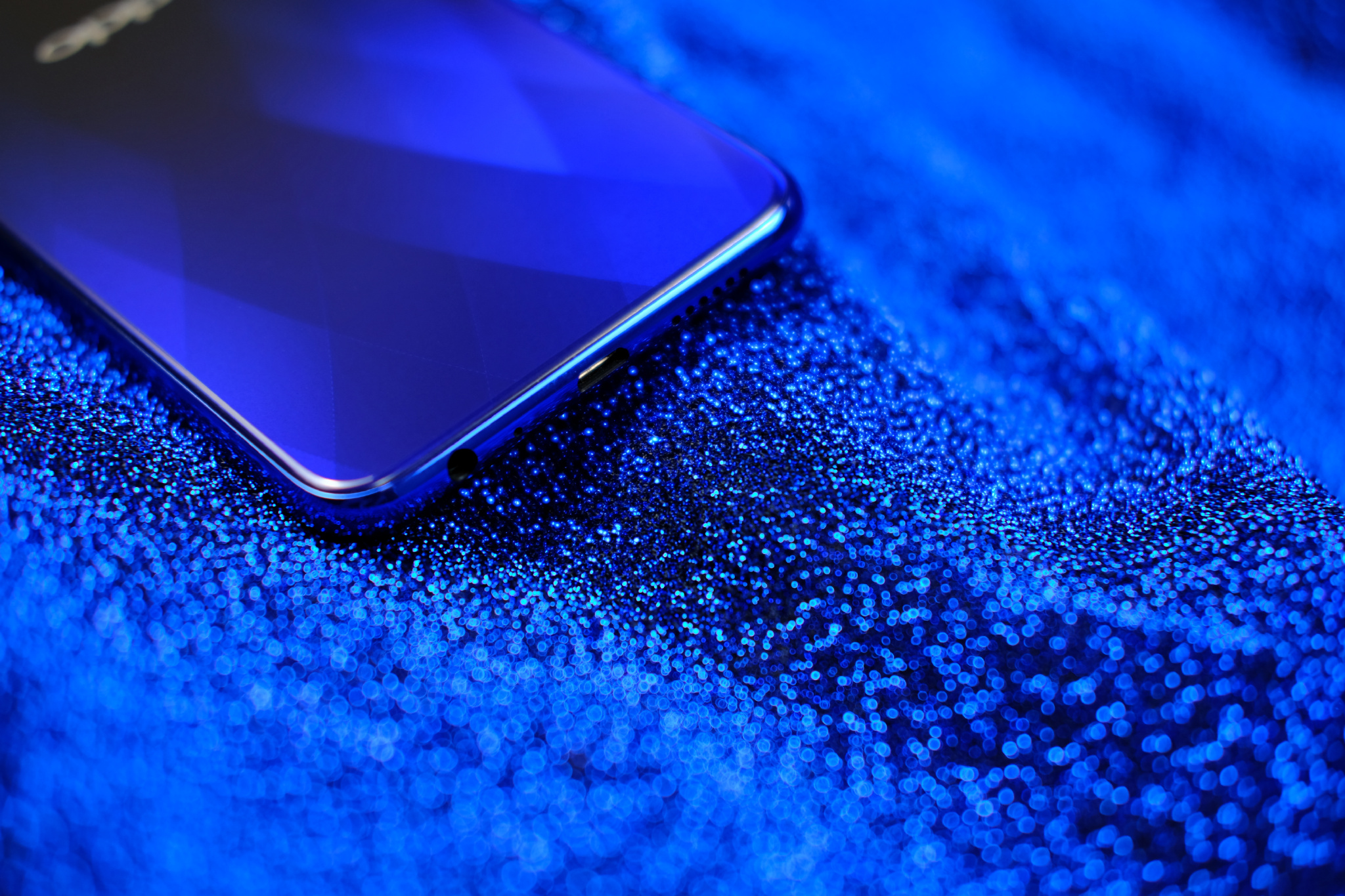 oppo a7x真机图,oppo将"水滴屏"设计下放到2k档的a系列__财经头条