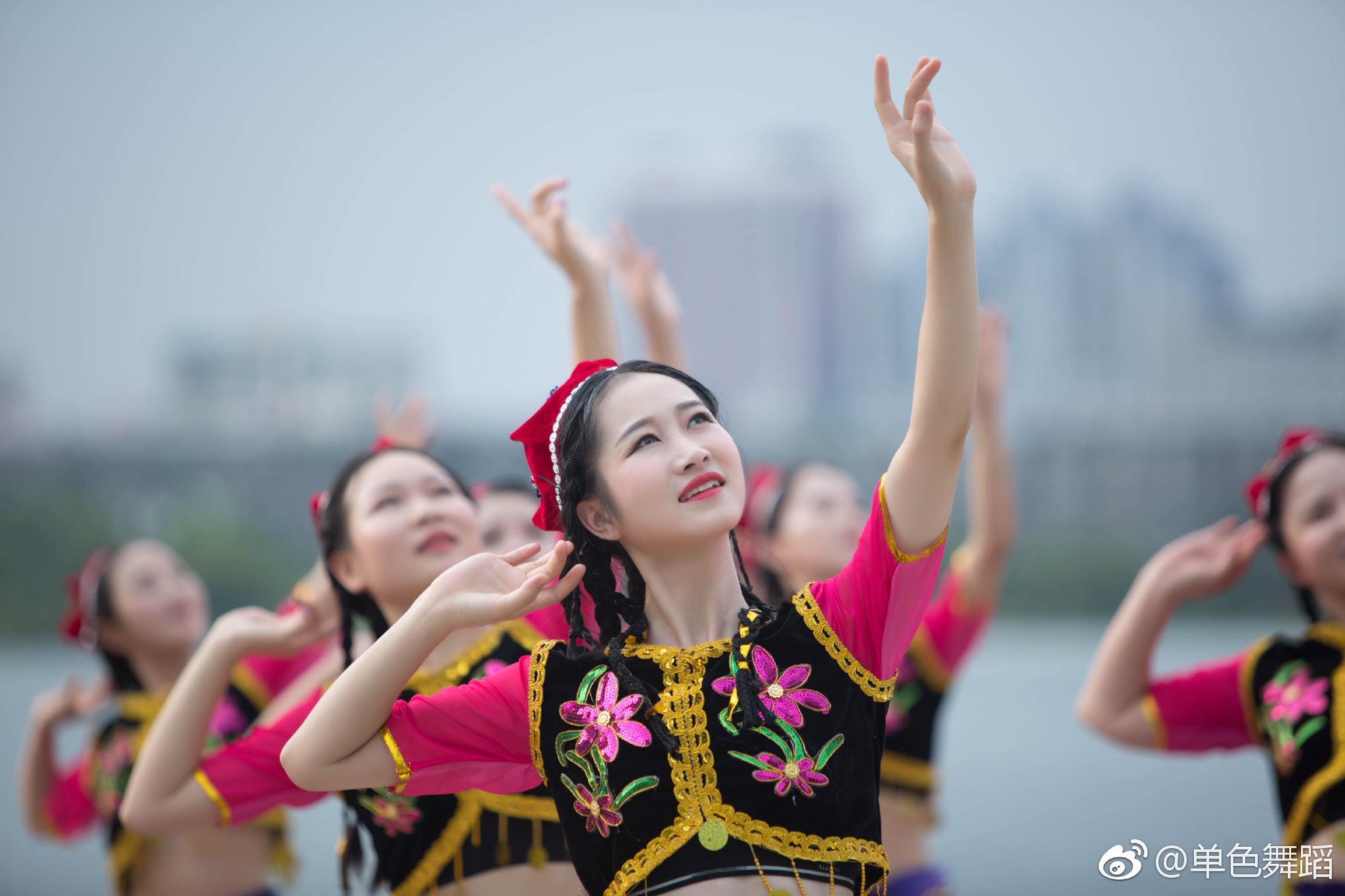 维族舞的服装真的美