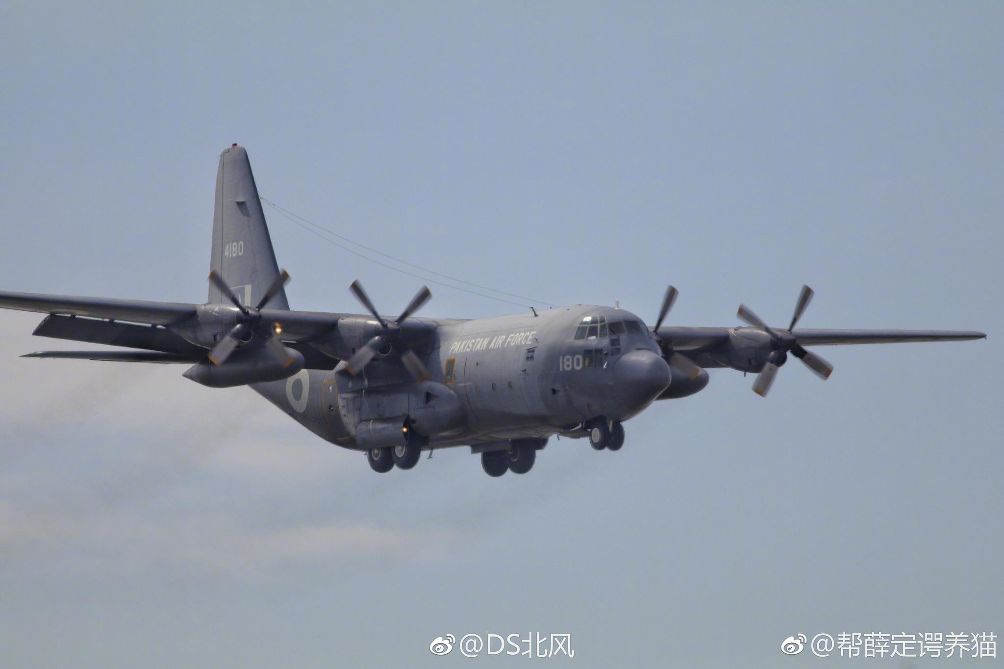 今天上午的主角八一飞行表演队七架歼10和巴基斯坦空军c130运输机抵达