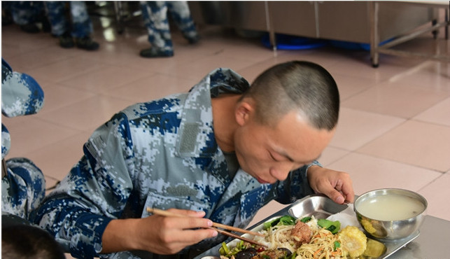 空军部队的伙食,从吃的饱到吃的好,大鱼大肉都不缺__财经头条