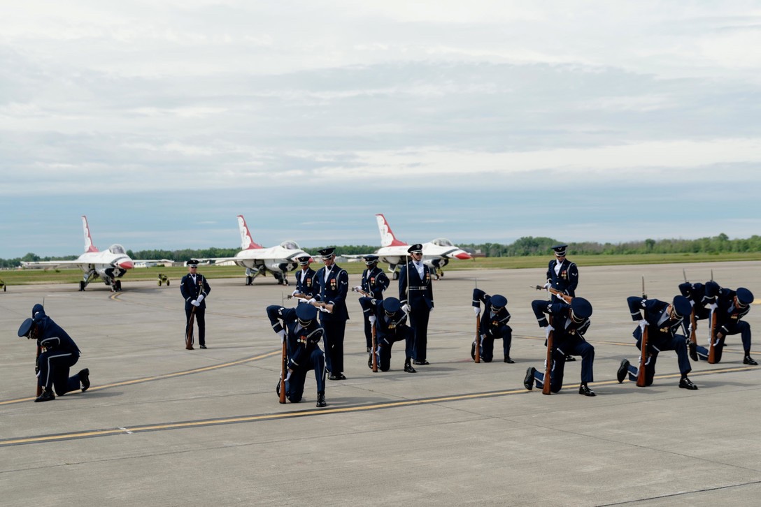图为美国空军仪仗队进行美军仪仗队特色表演.
