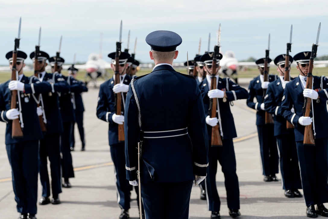 美空军仪仗队亮相美航展 颜值号称全美第一天团一举枪就露了馅儿_新浪